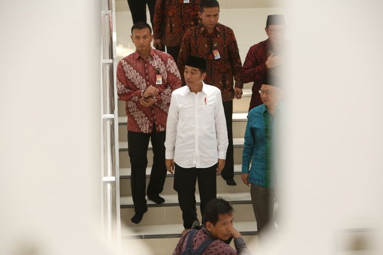 Presiden RI Joko Widodo atau Jokowi usai beribadah di Masjid Kyai Haji Hasyim Asyari Daan Mogot, Jakarta Barat, Sabtu (15/4/2017). Jokowi meresmikan masjid Raya yang berkapasitas 16.000 jemaah ini.