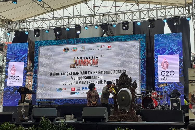 Menteri ATR/Kepala BPN Hadi Tjahjanto dan Ketua Ikawati Nanny Hadi Tjahjanto dalam pembukaan Indonesia UMKM Expo, Kamis (3/11/2022).