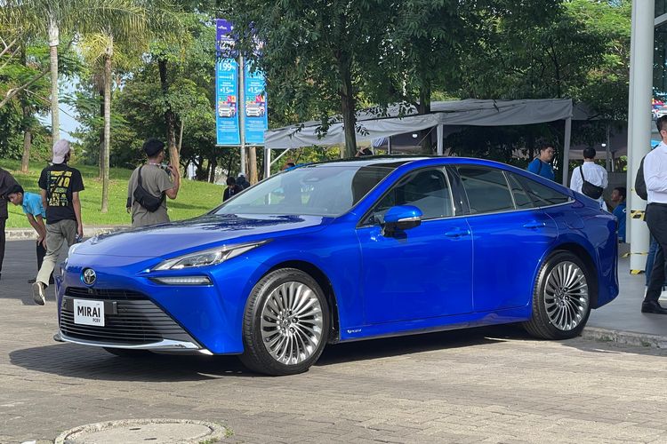 Mobil hidrogen Toyota Mirai mejeng di GJAW 2024