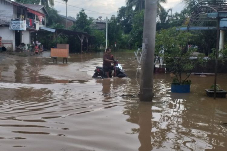 Banjir menggenangi permukiman warga Desa Babussalam, Kecamatan Rambah, Kabupaten Rohul, Riau, Rabu (27/11/2019).