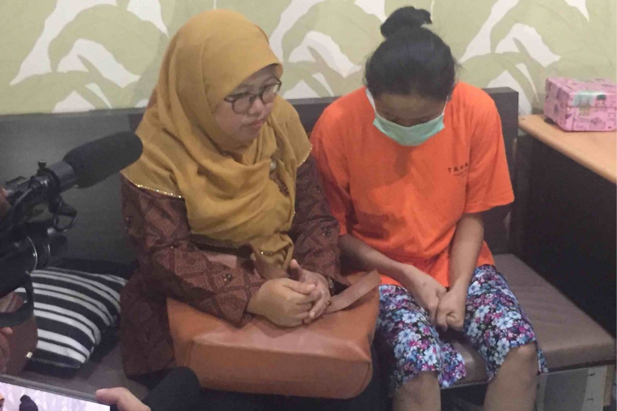 Wakil Ketua KPAI Komisioner Bidang Pengasuhan Rita Pranawati menemui FY, babysitter yang melakukan penganiayaan terhadap balita yang diasuhnya di Kembangan, Jakarta Barat, Jumat (2/2/2018).
