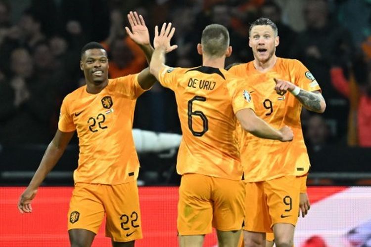 Penyerang Belanda, Wout Weghorst berselebrasi bersama Denzel Dumfries seusai mencetak gol dalam Kualifikasi Euro 2024 yang mempertemukan Belanda vs Irlandia di Stadion Johan Cruijff pada 18 November 2023. (Photo by JOHN THYS / AFP)