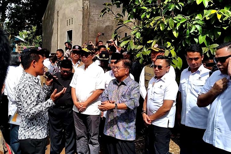 Wakil Presiden Jusuf Kalla meninjau progres pembangunan rumah tahan gempa di Desa Teratak, Batukliang Utara, NTB, Sabtu (6/4/2019).