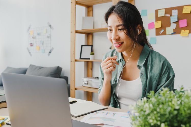 Ilustrasi bekerja. Pergerakan energi hari ini membawa pesan penting bagi beberapa zodiak, terutama terkait arah karier dan keputusan besar.