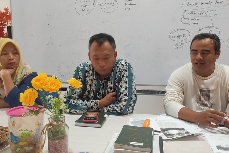 Baiq Nuril Maknun bersama tim kuasa hukum MC yang mengalami nasib serupa dengannya. Pertemuan itu di ruangan BKBH Fakultas Hukum Universitas Mataram, Senin (6/5/2024).