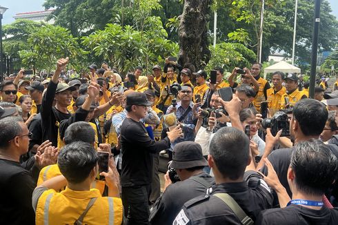 Warga Antusias Sambut Arak-arakan Piala Adipura di Alun-alun Kota Bogor