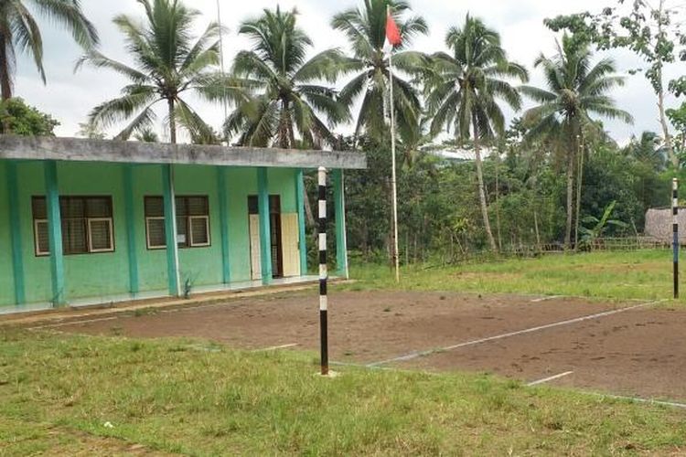 Begini salah satu bangunan ruang komputer hasil perjuangan kepala desa dan warga Mandalamekar di SMK Karya Putra Manggala, Kecamatan Jatiwaras, Kabupaten Tasikmalaya, Rabu (8/2/2017).