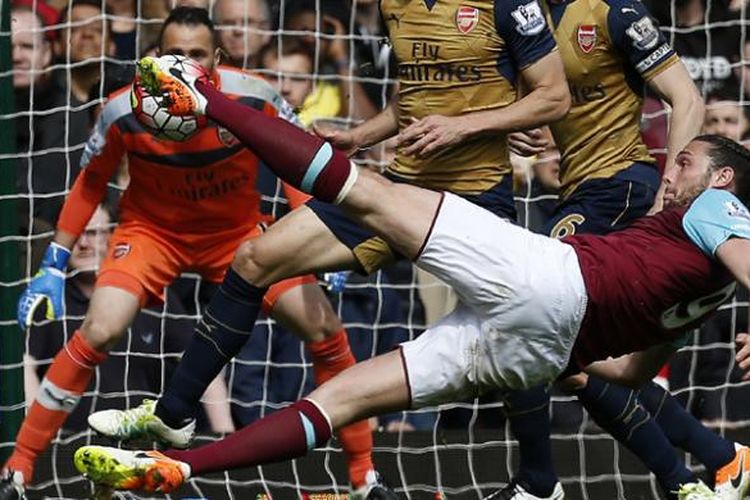 Striker West Ham United, Andy Carroll (kanan), melepaskan tendangan yang menghasilkan gol saat melawan Arsenal di The Boleyn Ground pada lanjutan Premier League, Sabtu (9/4/2016).