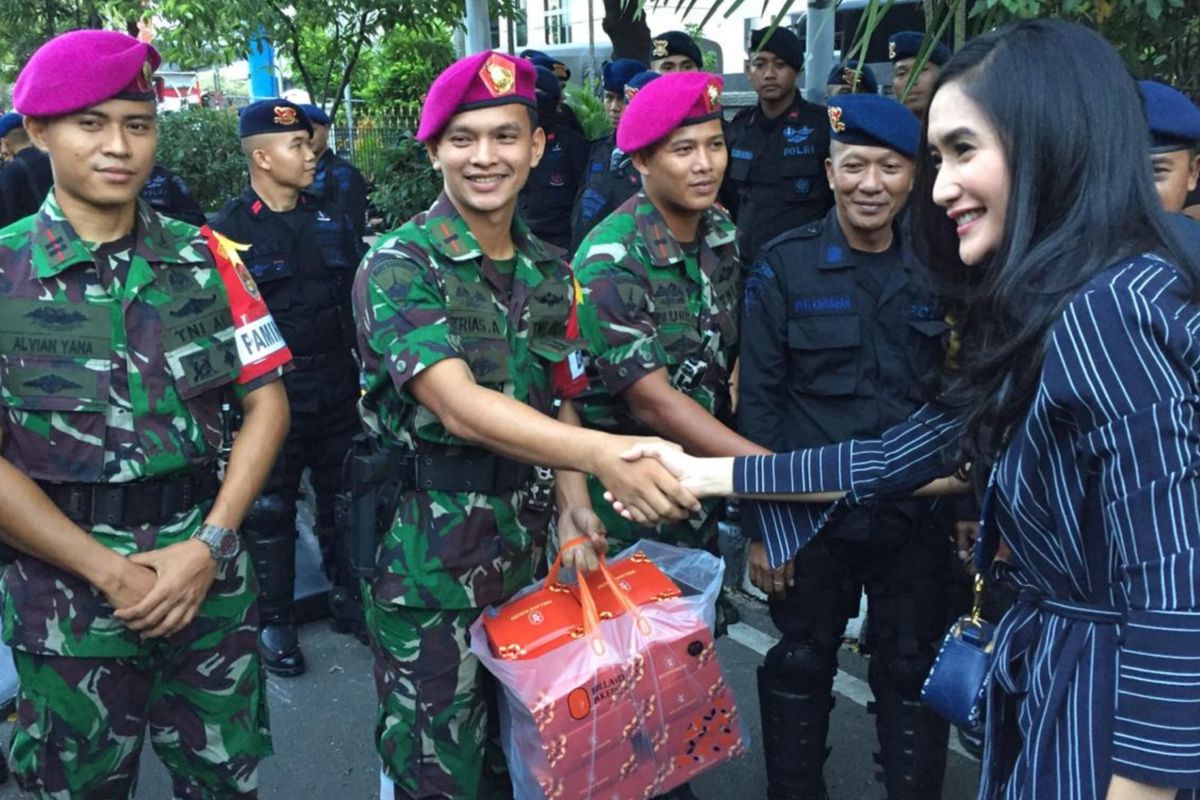 Sejumlah artis bagikan takjil untuk para petugas TNI-Polri yang berjaga di depan Gedung Mahkamah Konstitusi (MK), Gambir, Jakarta Pusat, Jumat (24/5/2019).