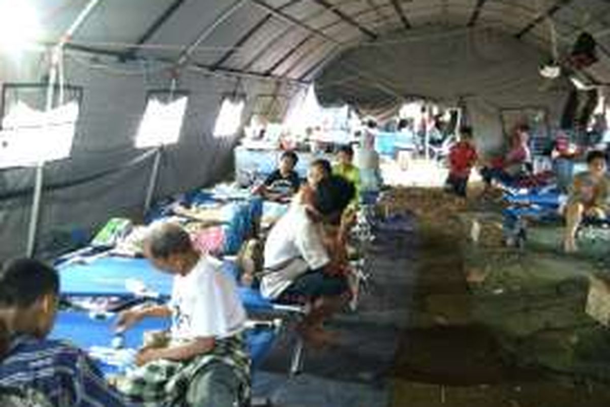 Posko pengungsi berupa tenda yang dibangun Badan Penanggulangan Bencana Daerah (BPBD) Kota Bekasi dan TNI, sudah mulai dihuni warga Komplek PGP, di Jatiasih, Bekasi, Kamis (21/4/2016)