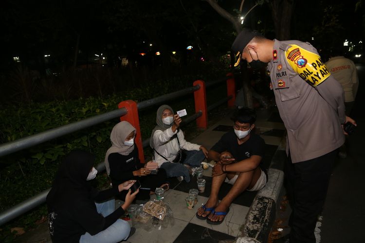 Sejumlah warga yang sedang asyik nongkrong terjaring razia swab hunter di Kota Surabaya