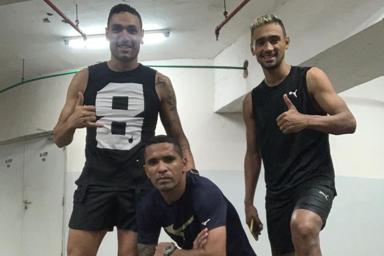 Pemain Madura United, Alberto Goncalves latihan bersama Jaimerson Xavier (kiri) dan Bruno Matos (kanan) di parkir apartemennya karena wabah virus corona yang semakin hari semakin mengkhawatirkan perkembangannya di Indonesia.