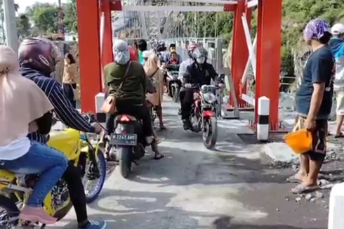 Banyak Warga Penasaran, Jalur Jembatan Gantung Piket Nol Lumajang Macet