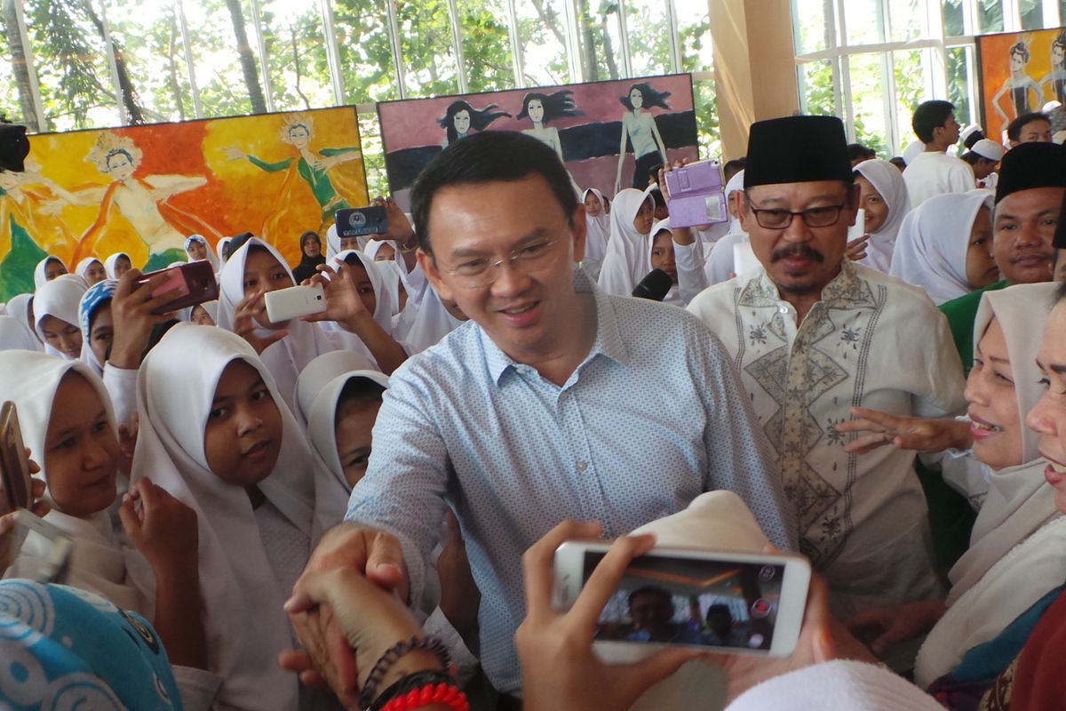 Calon gubernur DKI Jakarta Basuki Tjahaja Purnama atau Ahok saat menghadiri syukuran bersama anak yatim, di Jalan Talang, Jakarta Pusat, Minggu (5/3/2017).