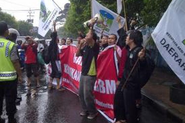 Puluhan mahasiswa dari KAMMI Malang, saat blokade jalan menghadang mobil rombongan Wapres JK di Malang.Sabtu (6/12/2014).