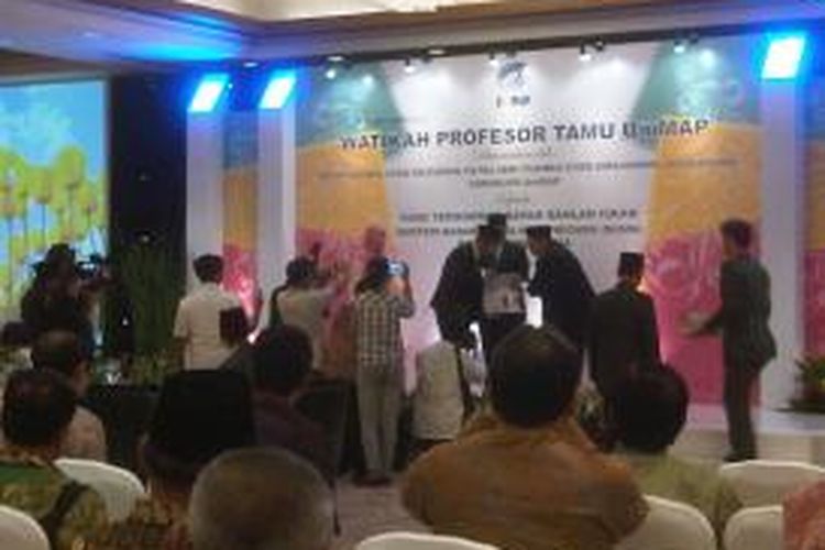 Penganugerahan Profesor Tamu kepada Dahlan Iskan dari UniMAP, Malaysia