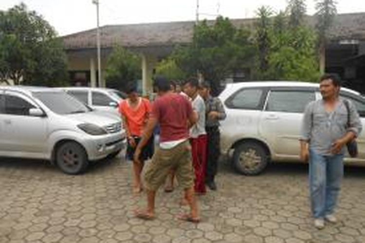 Tersangka spesialis curanmor saat digelandang ke Mapolres Demak, dengan tangan masih diborgol, Senin (4/5/2015)