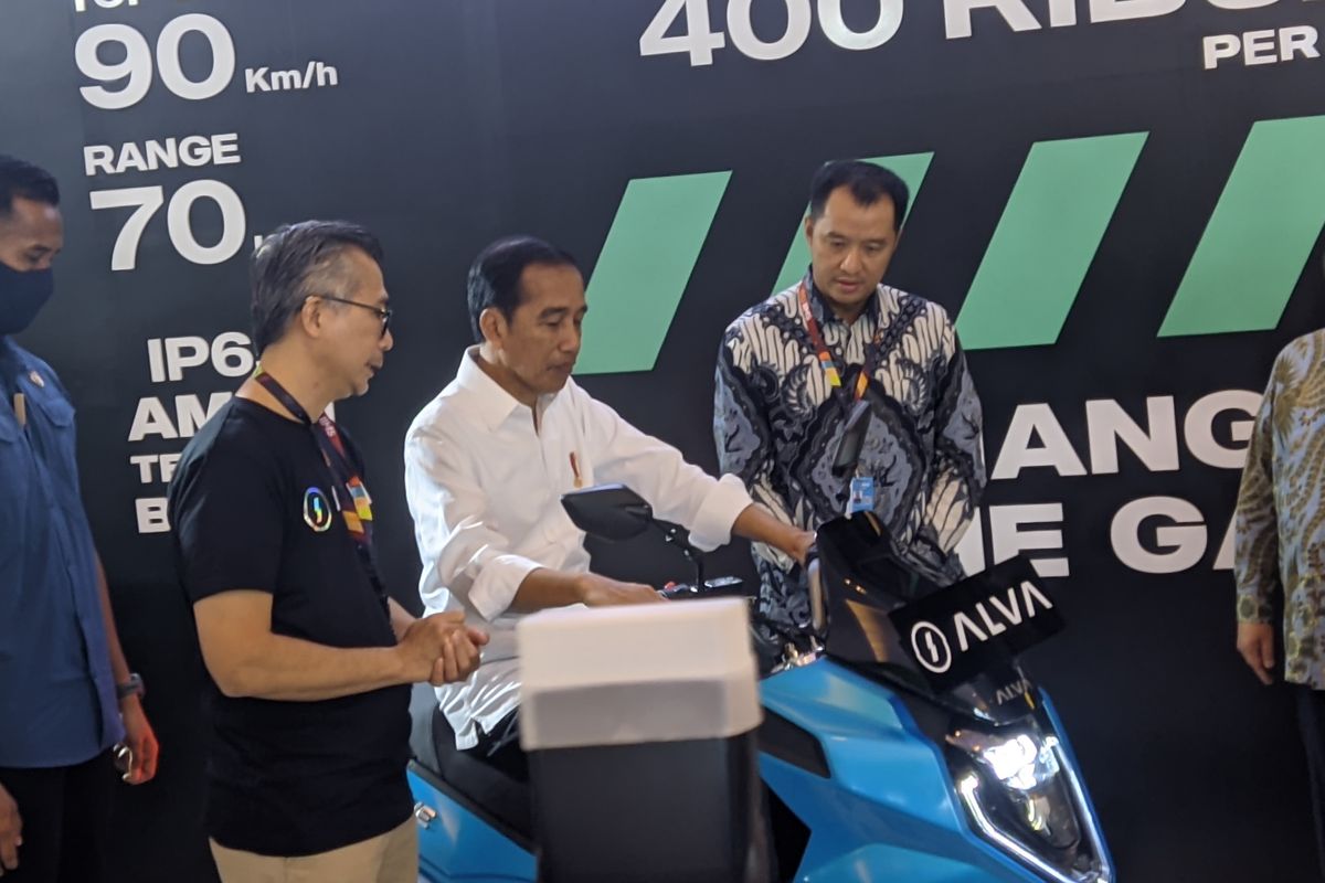 Presiden Joko Widodo Mengunjungi booth Alva di IIMS 2023