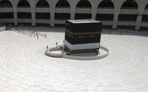 Indonesia Put Off Departure of Minor Haj despite Saudi Resumes International Flights