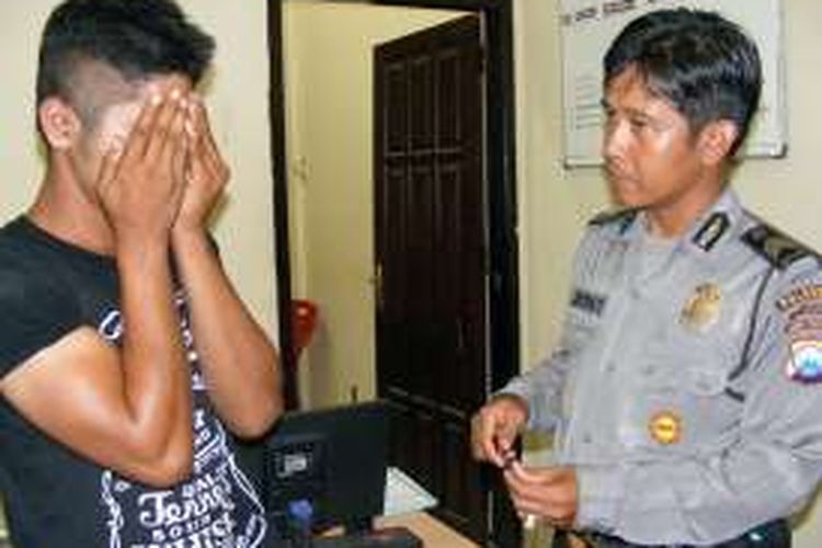 RA kiri), pelaku pencurian kotak amal musholla di Desa Manyarejo diamankan petugas kepolisian.