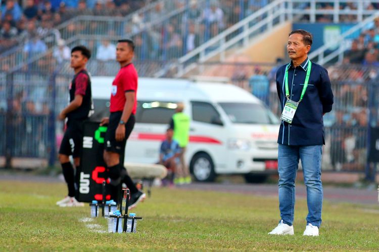 Pelatih Persela Lamongan Djadjang Nurdjaman saat pertandingan pekan ke-1 Liga 2 2023-2024 melawan Persijap Jepara yang berakhir dengan skor 2-0 di Stadion Surajaya Lamongan, Minggu (10/9/2023) sore.