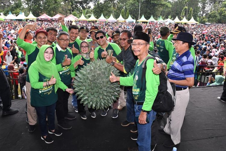 Menteri Desa, Pembangunan Daerah Tertinggal, dan Transmigrasi (Mendes) Abdul Halim Iskandar dalam acara Kenduri Durian (Kenduren) Wonosalam 2020 di Lapangan Olahraga Kecamatan Wonosalam, Kabupaten Jombang, Jawa Timur, Minggu siang (8/3/2020).