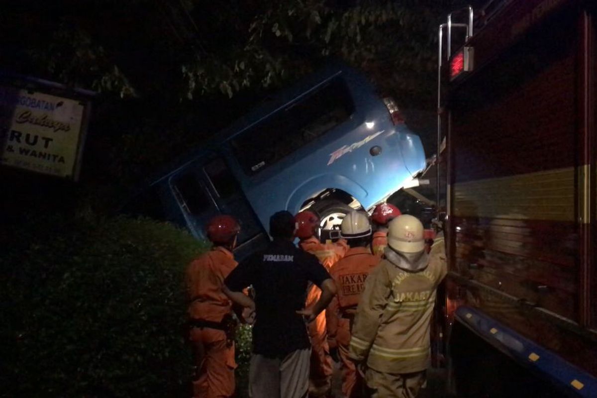 Angkutan kota (angkot) berwarna biru mengalami kecelakaan tunggal di Jalan Teladan, Srengseng Sawah, Jagakarsa, Jakarta Selatan, Selasa (12/4/2022) malam. Angkot itu terperosok ke kiri jalan hingga nyaris tabrak rumah warga.