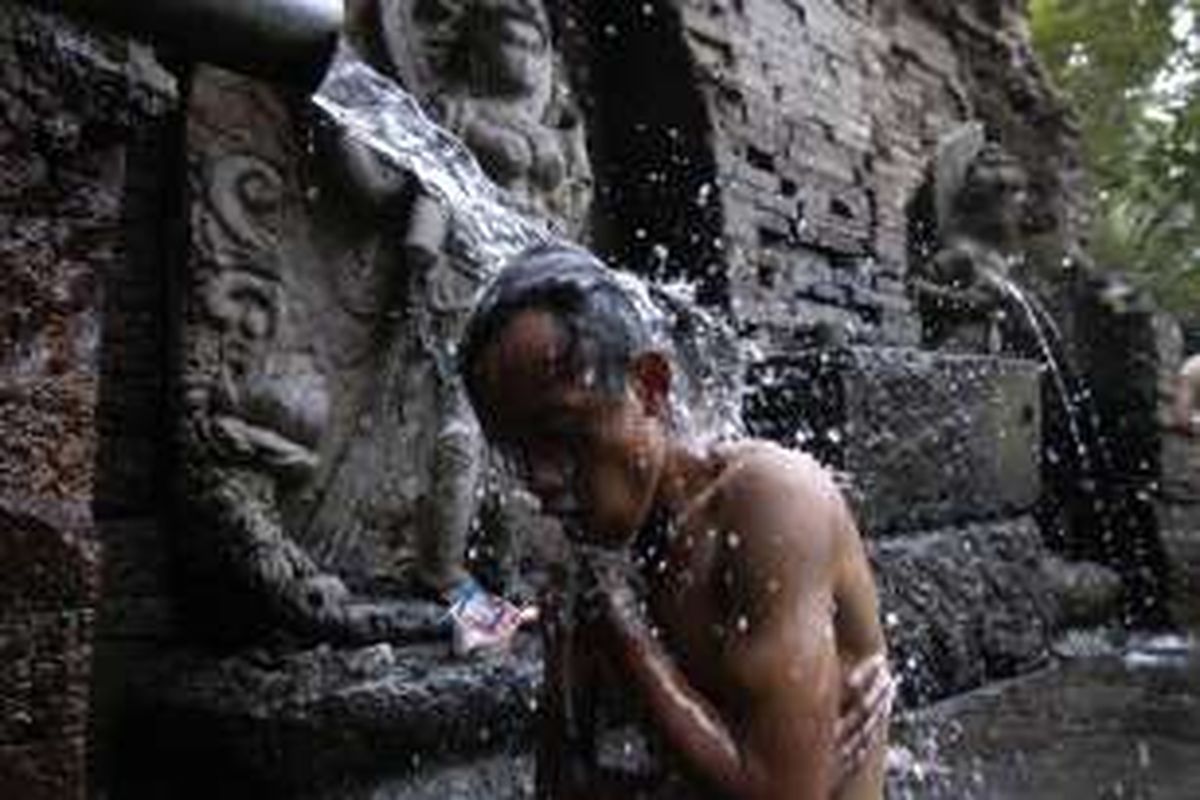 Warga mandi di pentirtaan Candi Belahan, Desa Wonosunyo, Kecamatan Gempol, Pasuruan,  Jawa Timur, Selasa (13/12/2011). 