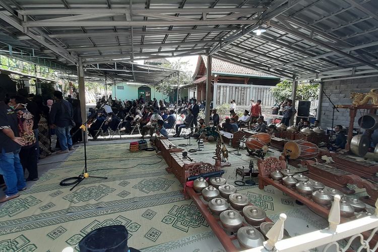 Gamelan disiapkan di Sekitar Rumah Ki Seno Nugroho di Sedayu Bantul Rabu (4/11/2020)