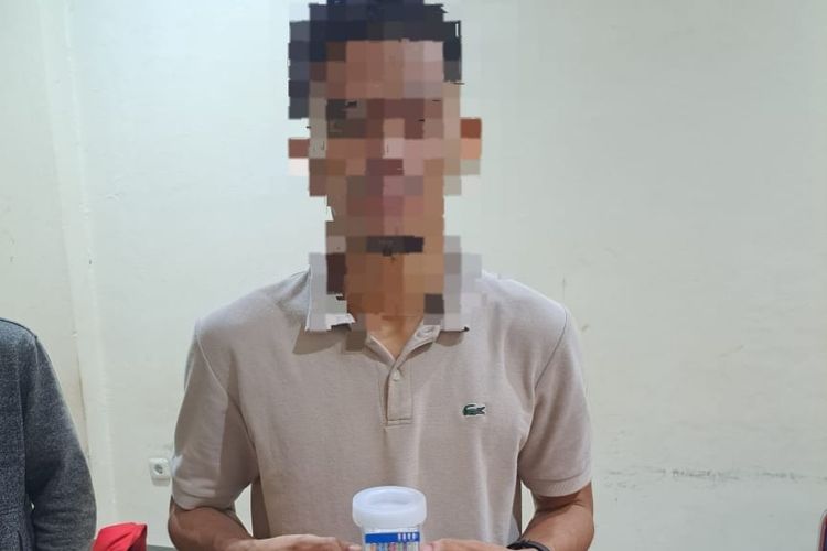 RB, satu dari tiga pemuda yang menyimpan dan menguasan narkoba di Ambon ditanglap polisi, Sabtu (18/5/2024).