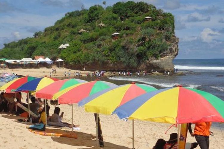 Pantai Pulang Sawal atau juga dikenal dengan Pantai Indrayanti di Kabupaten Gunungkidul, Daerah Istimewa Yogyakarta.