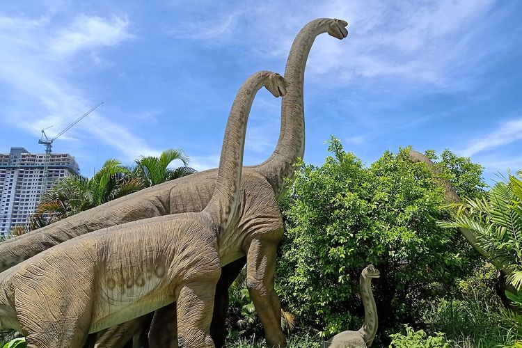 Ilustrasi dinosaurus Brachiosaurus, salah satu keluarga dinosaurus sauropoda. Dinosaurus ini dikenal dengan tubuh raksasanya.