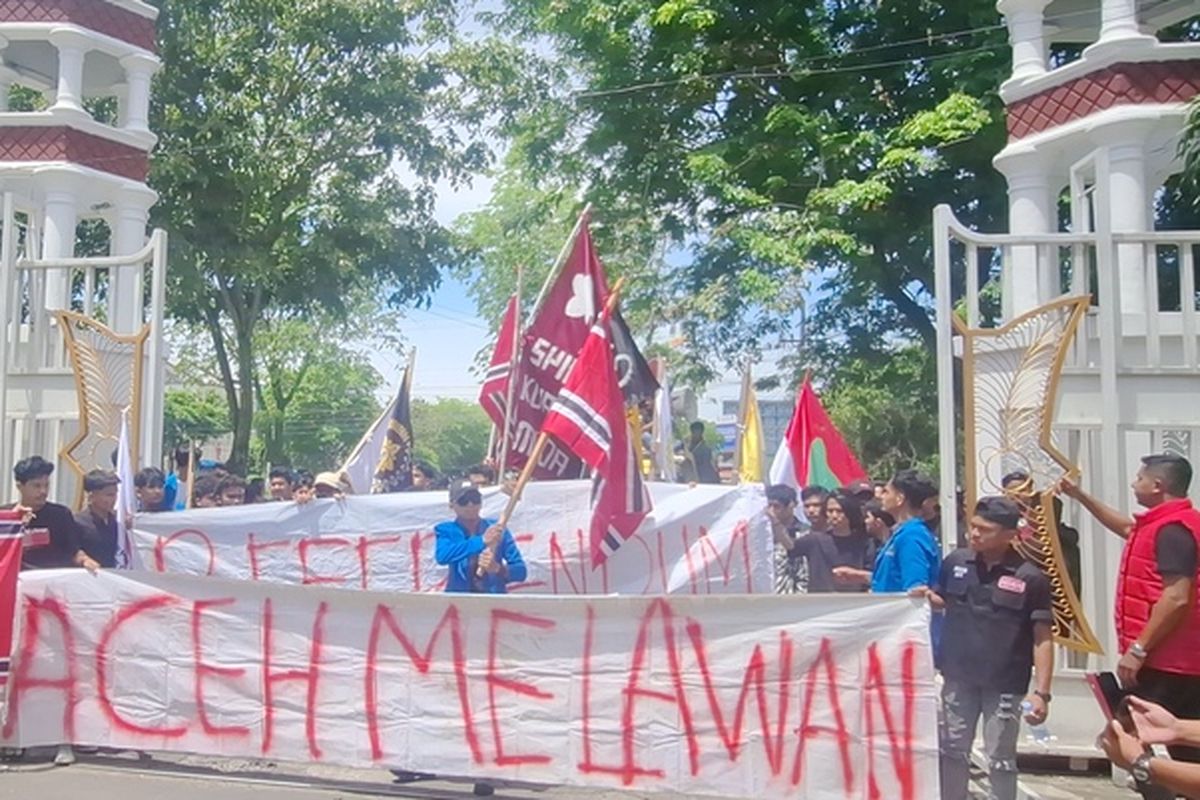 Mahasiswa yang tergabung dalam gerakan Aceh melawan, menggelar unjuk rasa di depan kantor Gubernur Aceh, Senin (16/6/2025).