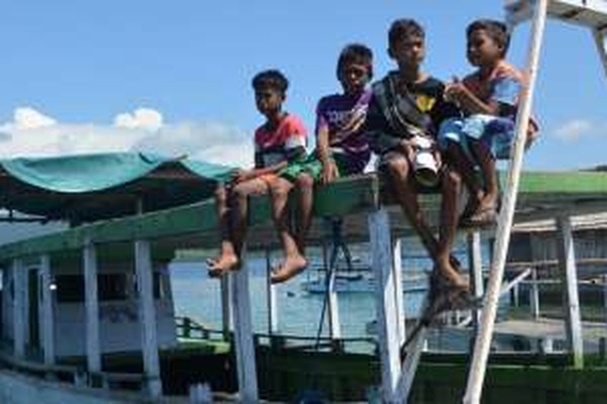 Anak-anak bersantai di perahu di Pulau Boleng, Manggarai Barat, Nusa Tenggara Timur.