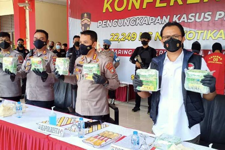 Sebanyak 22.249 kilogram sabu asal Malaysia, berhasil digagalkan aksi penyelundupannya menuju Palembang, Sumatera Selatan, Selasa (15/3/2022) kemarin.