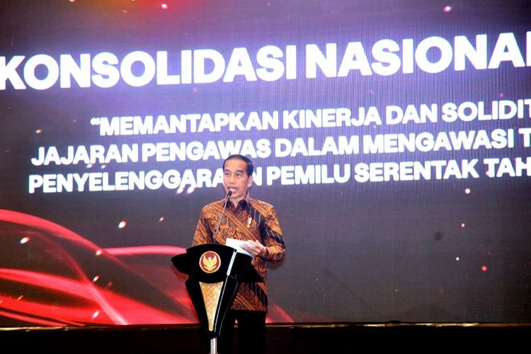 Presiden Joko Widodo saat memberikan sambutan pada Rapat Konsolidasi Nasional Bawaslu untuk Pemilu 2024 yang digelar di Bidakara, Jakarta Selatan, Sabtu (17/12/2022).