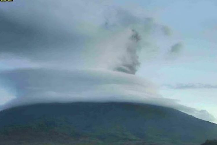 Abu vulkanik membumbung keluar dari Gunung Ili Lewotolok di Pulau Lembata, Nusa Tenggara Timur, Minggu (25/2/2024).  