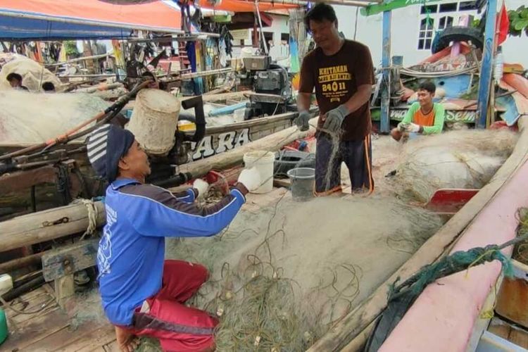 Sejumlah nelayan di Kawasan Pasar Ikan Gebang, Desa Gebang, Kecamatan Gebang, Kabupaten Cirebon Jawa Barat tidak melaut karena cuaca buruk pada Rabu (28/12/2022). Mereka bersama sama merapihkan alat kerja, berupa jaring, perahu, dan lainnya