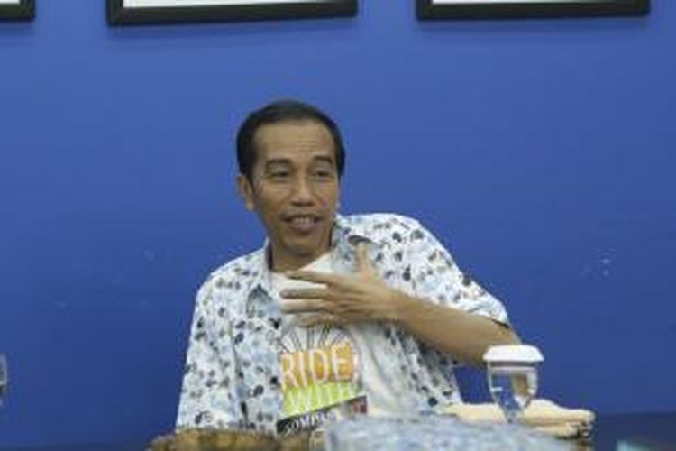 Gubernur DKI Jakarta, Joko Widodo, yang biasa dipanggil Jokowi, berbincang-bincang dengan sejumlah wartawan dan pegiat sepeda di kantor Redaksi Kompas.com, kawasan Palmerah, Jakarta Pusat, Jumat (28/2/2014). Jokowi menuju Kompas.com dengan menggunakan sepeda dari rumah dinasnya di kawasan Menteng, Jakarta Pusat.