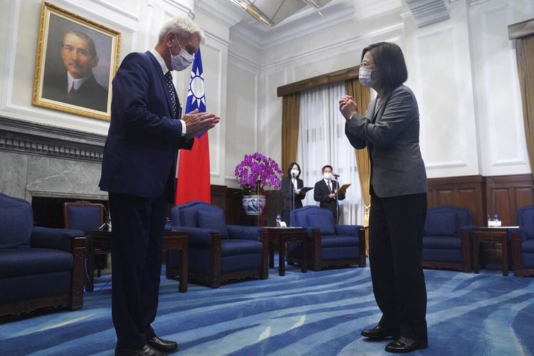 Presiden Taiwan Tsai Ing-wen, kanan, memberi salam saat dia bertemu Alain Richard, kepala Kelompok Persahabatan Taiwan Senat Prancis di Kantor Kepresidenan di Taipei. Taiwan, Kamis, 7 Oktober 2021. 