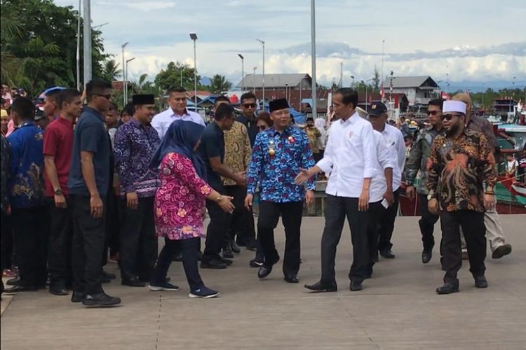 Presiden Joko Widodo saat blusukan ke kampung nelayan Sumber Jaya, Kota Bengkulu, Jumat (15/2/2019).