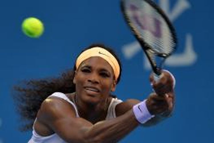 Petenis AS, Serena Williams berusaha mengembalikan bola ke arah Francesca Schiavone dari Italia, saat berhadapan di babak pertama China Open, yang berlangsung di Beijing, Selasa (1/10/2013).