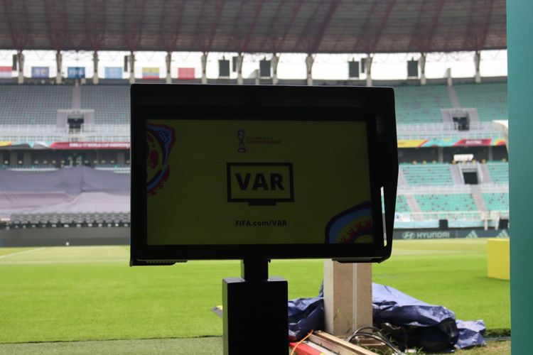 Penampakkan layar Video Assistant Referee (VAR) di pinggir lapangan Stadion Gelora Bung Tomo (GBT) pada Kamis (9/11/2023).
