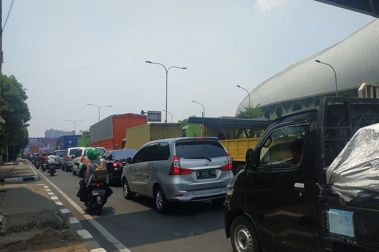 Kemacetan panjang di Jalan Jenderal Ahmad Yani, Bekasi Selatan arah Pekayon, Rabu (23/10/2019). Kemacetan disebabkan adanya unjuk rasa dan evakuasi truk kontainer yang terguling di kolong Flyover Pekayon.