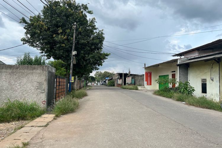 Tak Dapat Bantuan Pemerintah, Warga Kampung Baru Depok Perbaiki Jalan Secara Swadaya