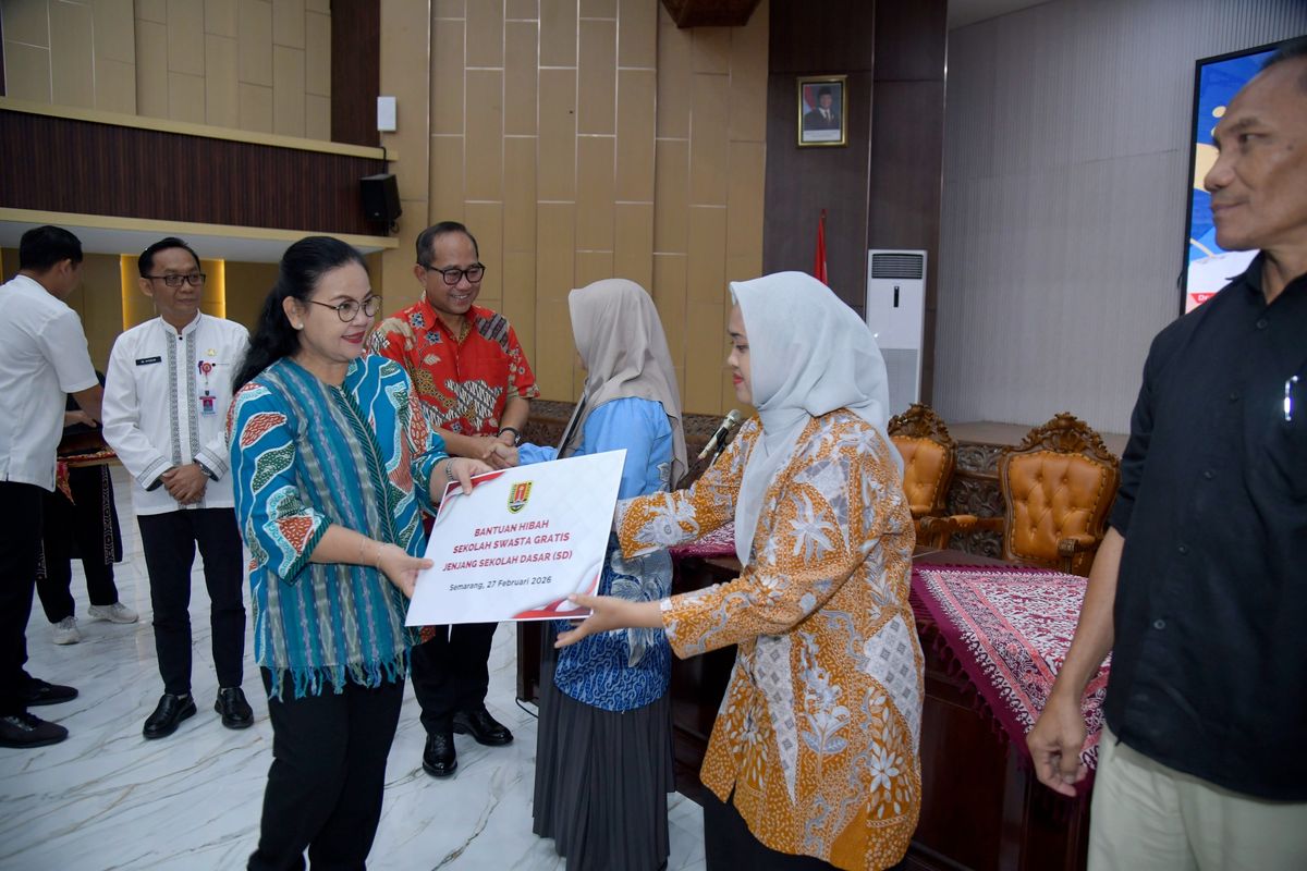 Wali Kota Semarang Agustina Wilujeng dalam penyerahan simbolis bantuan hibah sekolah swasta gratis di Kota Semarang.