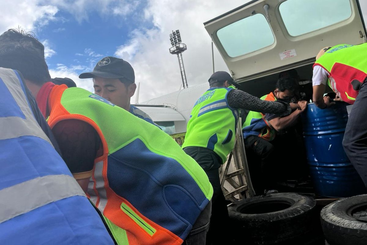 Proses pengiriman bahan bakar minyak (BBM) menggunakan pesawat perintis ke wilayah Kabupaten Bener Meriah dan Aceh Tengah, Provinsi Aceh oleh Pertamina Patra Niaga akibat akses jalur darat terputus karena bencana alam, Kamis (4/12/2025).