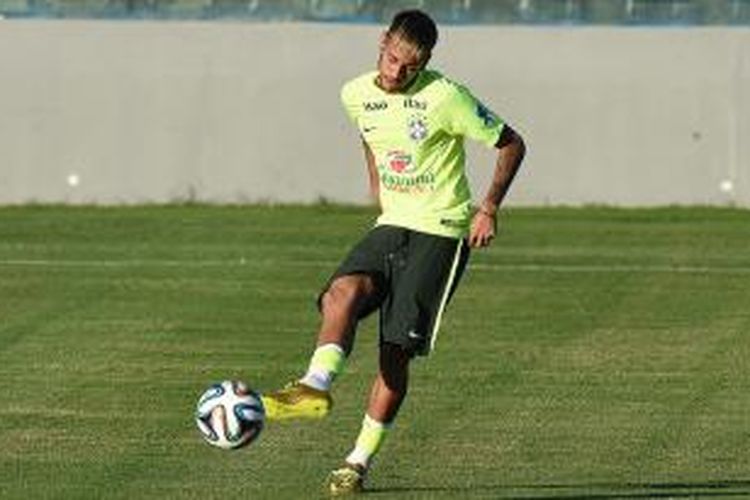 Penyerang Brasil, Neymar, dalam sesi latihan, di Stadion Presiden Vargas, Fortaleza, 3 Juli 2014.