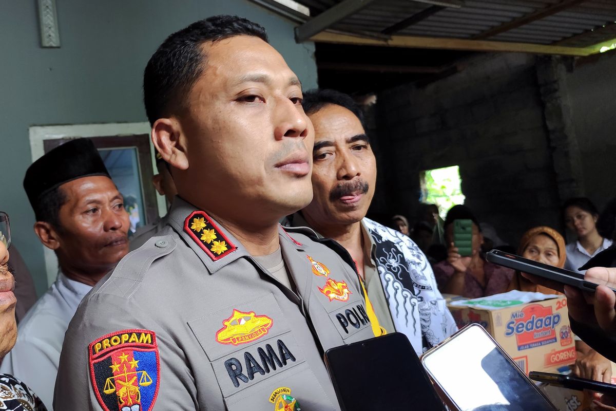 Kapolresta Banyuwangi Kombes Pol Rama Samtama Putra saat datang ke rumah duka di Kecamatan Kalibaru, Jumat (15/11/2024).