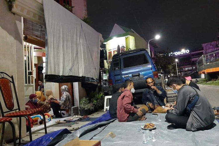 Rumah keluarga awak KRI Nanggala-402 di Surabaya didatangi banyak kerabat, Kamis (22/4/2021) malam